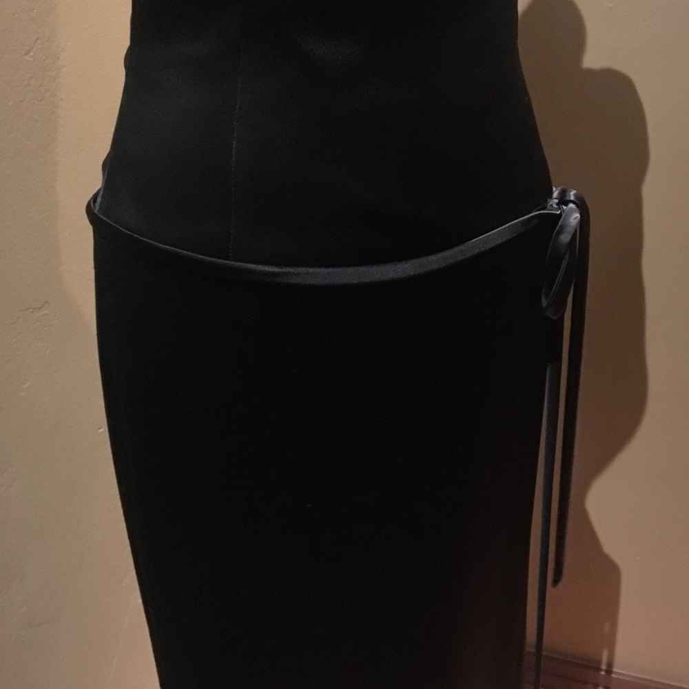 Elegant Tahari black evening gown/formal gown/prom dress. - Picture 5 of 9